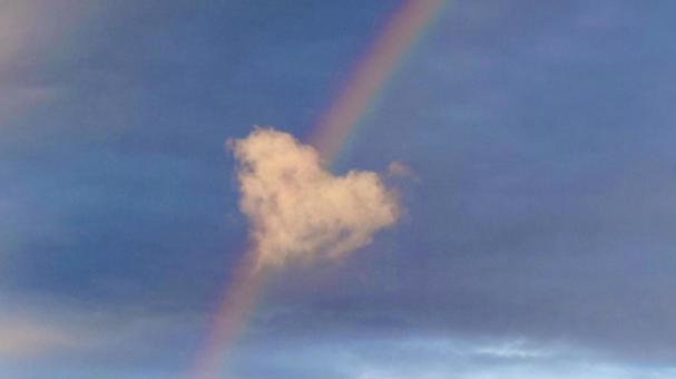 虹とハート型の雲の写真
