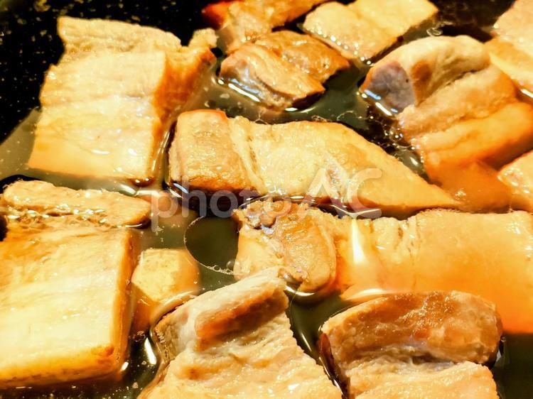鍋で作る家庭料理のトロトロ豚の角煮 豚肉,角煮,家庭の写真素材