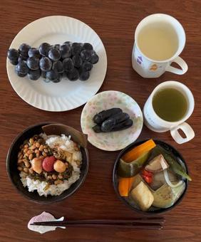 昆布飯に子持ち雌株納豆と梅大蒜などの朝食 昆布飯に子持ち雌株納豆と梅大蒜などの朝食 朝食,ご飯,あきたこまちの写真素材