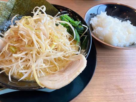家系ネギラーメンとライス 家系ネギラーメンとライスの写真