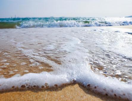 波打ち際の白い波の写真