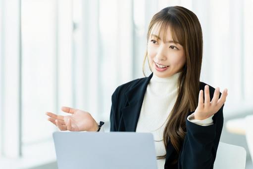 対話をする女性・ビジネスウーマン 女性,パソコン,対話の写真素材