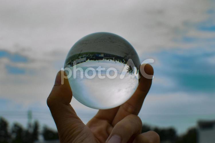 風景　水晶玉にうつる景色 風景,水晶,玉の写真素材