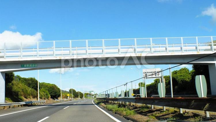 青空にスッキリと、三栗原跨道橋 跨道橋,立体交差,交差の写真素材