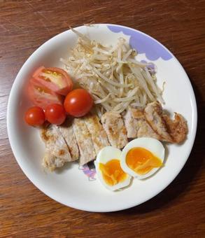 豚肉の生姜焼きに半熟卵とトマトともやし 豚肉の生姜焼きに半熟卵とトマトともやし 夕食,豚肉,ジャンツォンジャンの写真素材