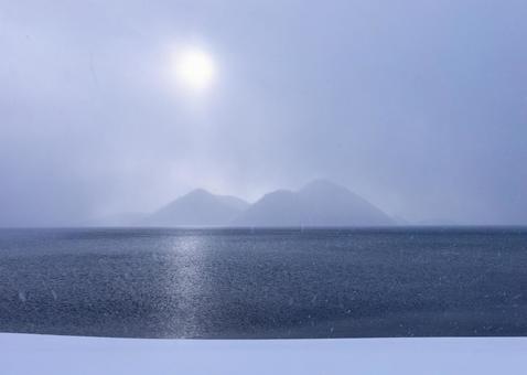 雪降る洞爺湖とかすむ中島 雪降る洞爺湖とかすむ中島の写真