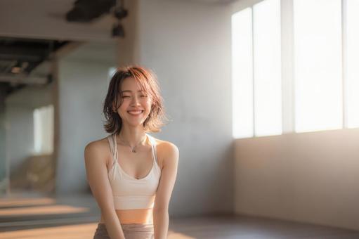 ヨガスタジオの若い女性-7 ヨガスタジオの若い女性-7の写真