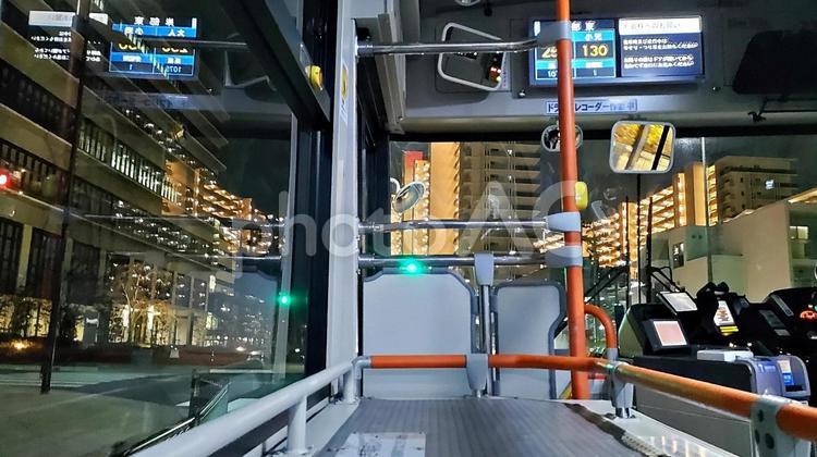 夜のマンション街を走り抜けるバスにて バス,路線バス,フロントグラスの写真素材