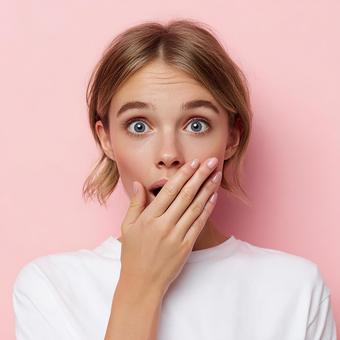 手で口を覆った、驚きの瞬間を捉えた女性 手で口を覆った、驚きの瞬間を捉えた女性の写真