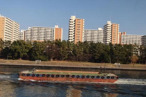 タンカーと川と公園とマンションの街並み タンカー,川,公園の写真素材