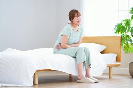 生理痛で辛い女性の写真