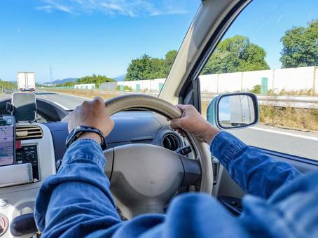 高速道路運転　ドライブ　デニムシャツ ドライバー,運転手,ドライブの写真素材