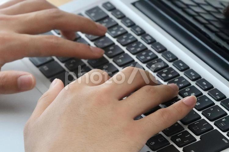 パソコン作業中の男性の手元 ビジネス,男性,パソコンの写真素材