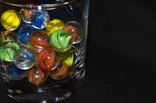 グラスに入れたビー玉 ビー玉,グラス,カラフルの写真素材