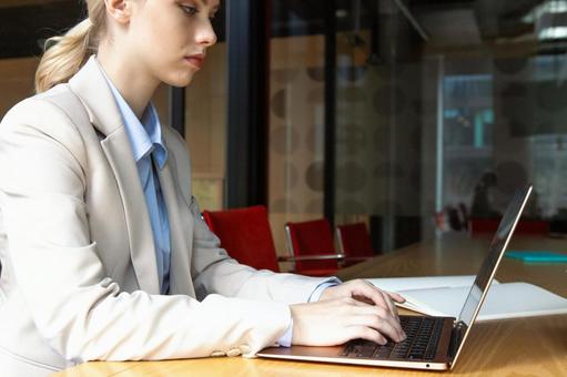 ノートパソコンを使っているビジネスウーマン ビジネスウーマン,ビジネス,女性の写真素材