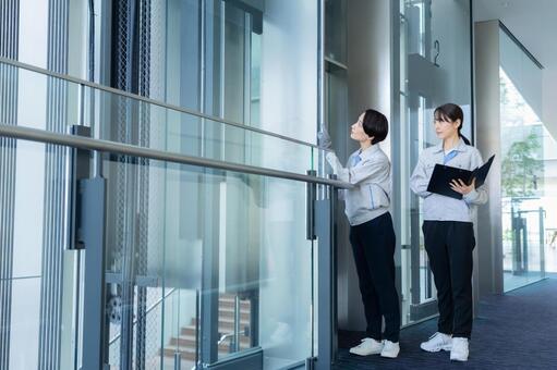 ビルメンテナンスする女性エンジニア 不動産,エンジニア,メンテナンスの写真素材