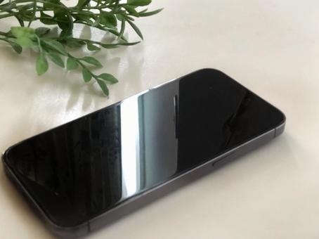 テーブルの上に置かれたスマホ 2 テーブルの上に置かれたスマホ 2 スマホ,テーブル,iphoneの写真素材