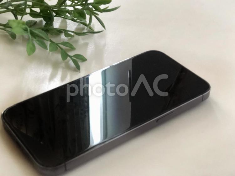 テーブルの上に置かれたスマホ　2 スマホ,テーブル,iphoneの写真素材