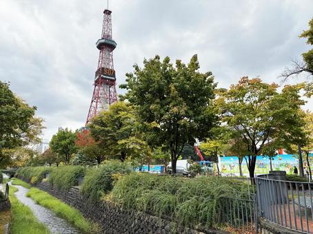 10月初旬さっぽろテレビ塔と創成川 10月初旬さっぽろテレビ塔と創成川 札幌,創成川,北海道の写真素材