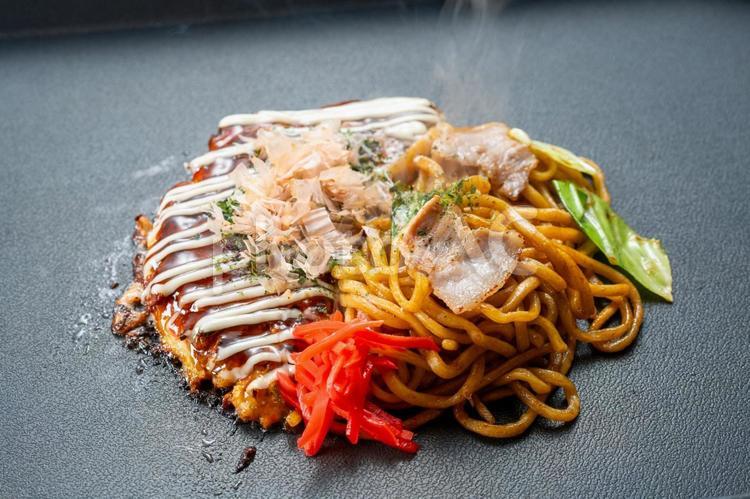 お好み焼きと焼きそば 焼きそば,お好み焼き,ソースの写真素材
