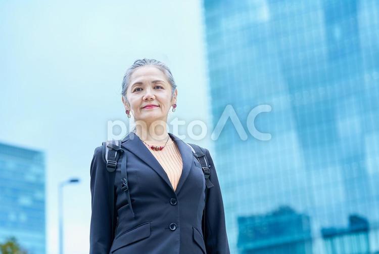 シニア女性の屋外でのポートレート 女性,シニア,笑顔の写真素材