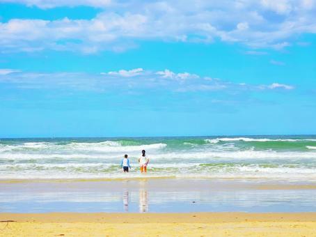 海に入る子ども 海に入る子ども 海,小学生,子どもの写真素材
