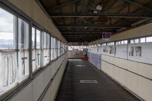 五所川原駅のレトロなこ線橋 津軽鉄道,五所川原駅舎,ローカル線の写真素材