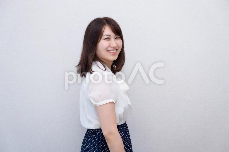 振り向いている笑顔の女性 女性,ol,手の写真素材