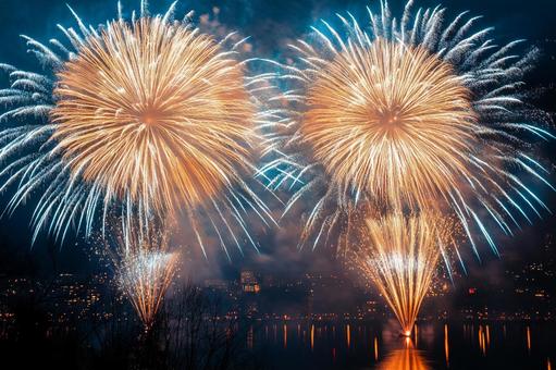 夜空を彩る迫力満点の大輪花火 夜空を彩る迫力満点の大輪花火 花火,夜空,夏祭りの写真素材