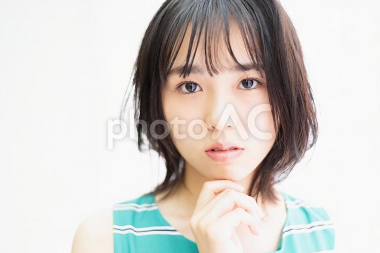 窓際に立ってこちらを見つめている若い女性 窓際,立つ,若いの写真素材