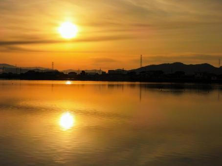 冬の湖面に映る朝日 朝日,朝焼け,輝きの写真素材