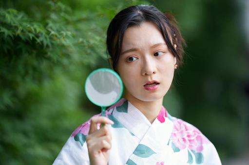 浴衣姿の女性がホイを見る 女性,浴衣,ポイの写真素材