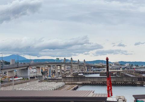 港と高速道路の写真