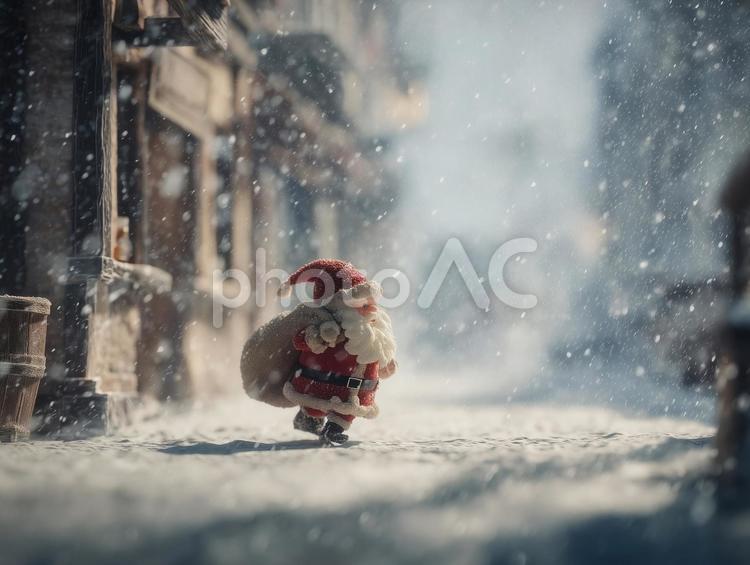 雪の街を歩くサンタ人形 クリスマス,サンタ,人形の写真素材