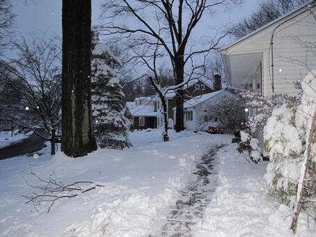 雪に覆われた冬の住宅街の風景 雪,冬,雪景色の写真素材