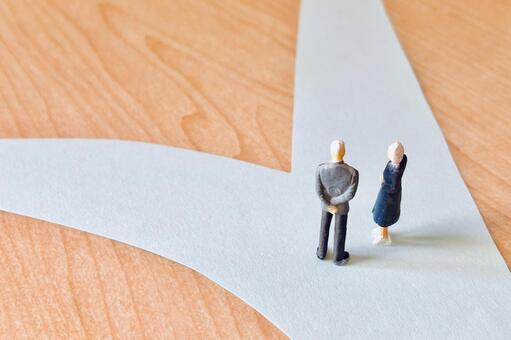 分かれ道の前で悩むシニアの男性と女性 分かれ道,選択肢,夫婦の写真素材