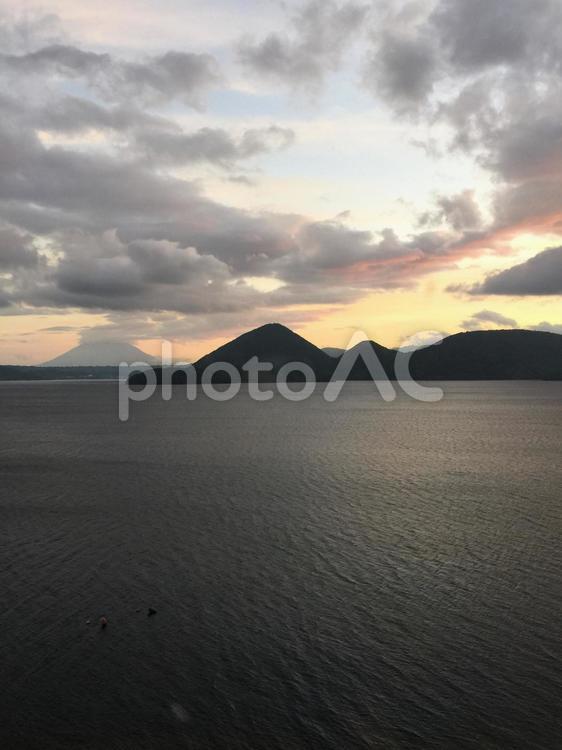 夕暮れの湖畔 風景,自然,遠景の写真素材