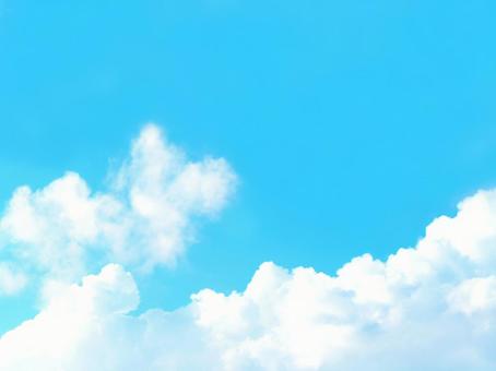 青空と白い雲と太陽の紫外線UVカット風景 青空と白い雲と太陽の紫外線UVカット風景の写真
