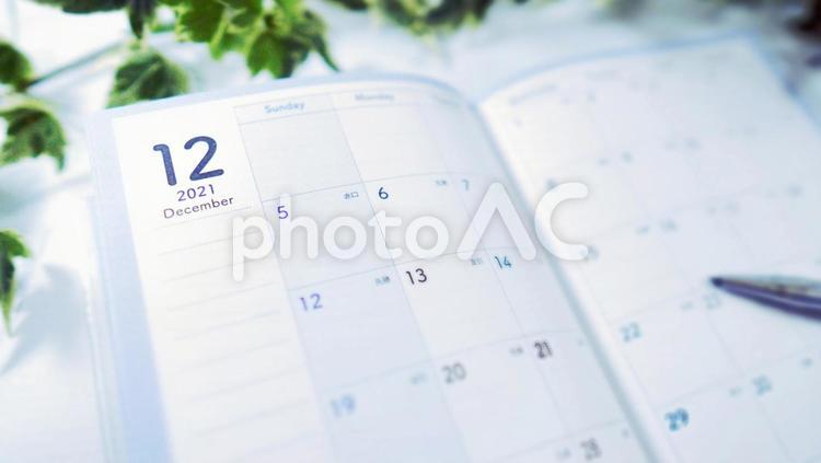 2021年12月の手帳カレンダー、ペンで予定を書く 2021年,2021,12月の写真素材