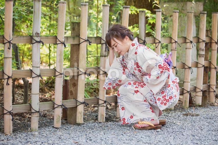 浴衣をきた体調不良の女性 頭痛,浴衣,頭の写真素材