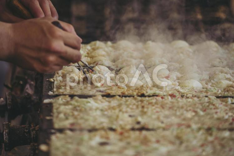 たこやきを作っている風景 たこ焼き,たこやき,焼くの写真素材