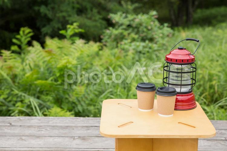 キャンプグッズのイメージ ランタン,コーヒー,キャンプの写真素材