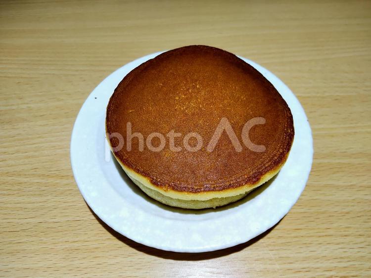 机の上のどら焼き どら焼き,和菓子,おやつの写真素材