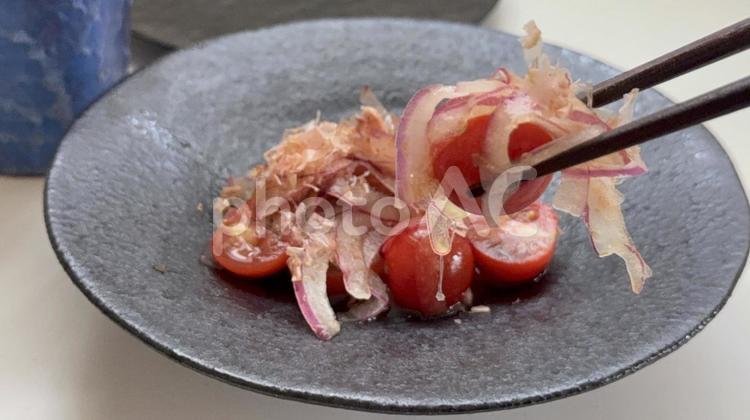 赤玉ねぎとトマトのサラダ 赤玉ねぎ,紫玉ねぎ,レッドオニオンの写真素材