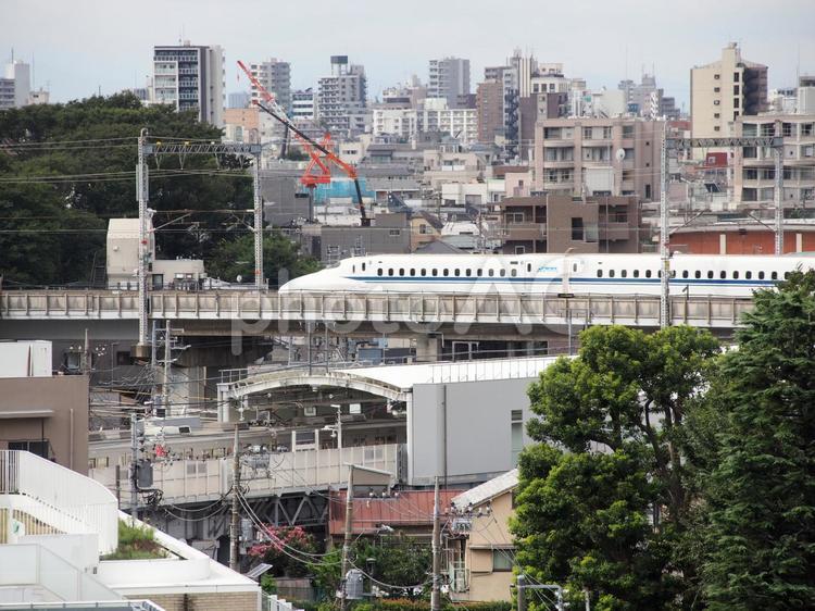 街中を走る新幹線（２） 新幹線,街中,市街地の写真素材