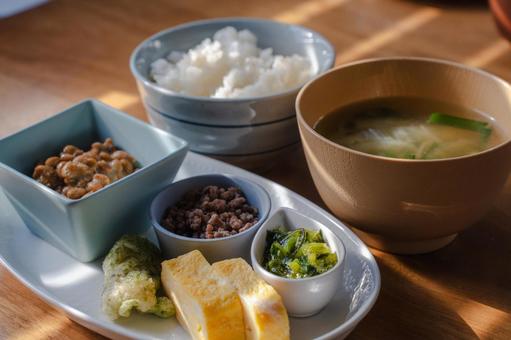 和食の朝食セット ご飯と味噌汁と納豆 和食の朝食セット ご飯と味噌汁と納豆の写真