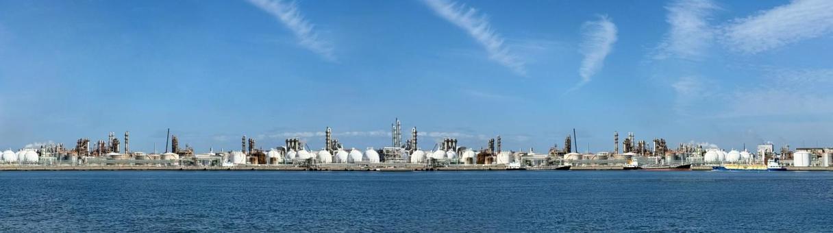 海辺に建つ臨海工業都市 パノラマ写真 海辺に建つ臨海工業都市 パノラマ写真 海,工場,工業の写真素材