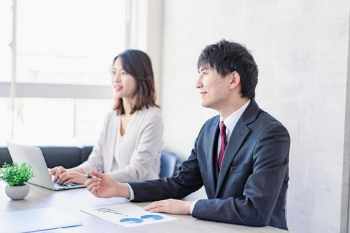 オフィスで働く若い男女 環境,女性,意見の写真素材