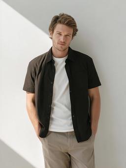 ミニマルな背景での男性のファッション撮影の写真
