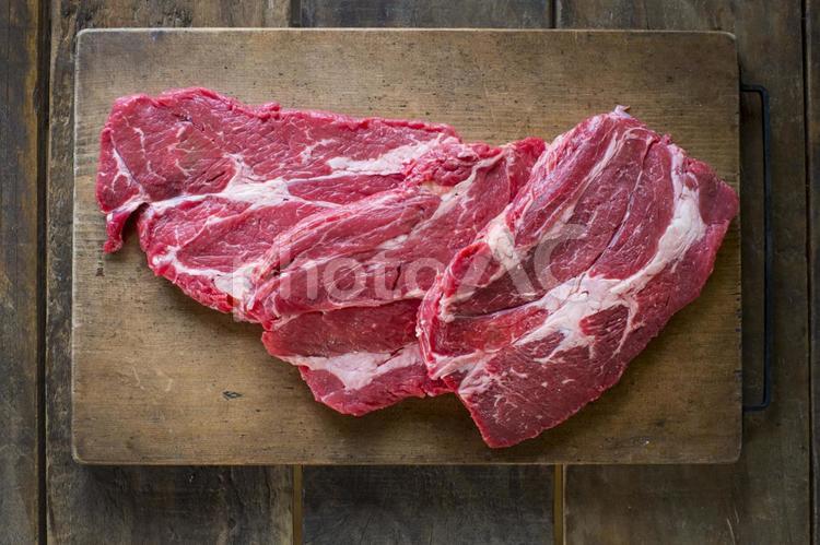ステーキ肉_三枚_俯瞰 牛肉,ステーキ用,ステーキの写真素材